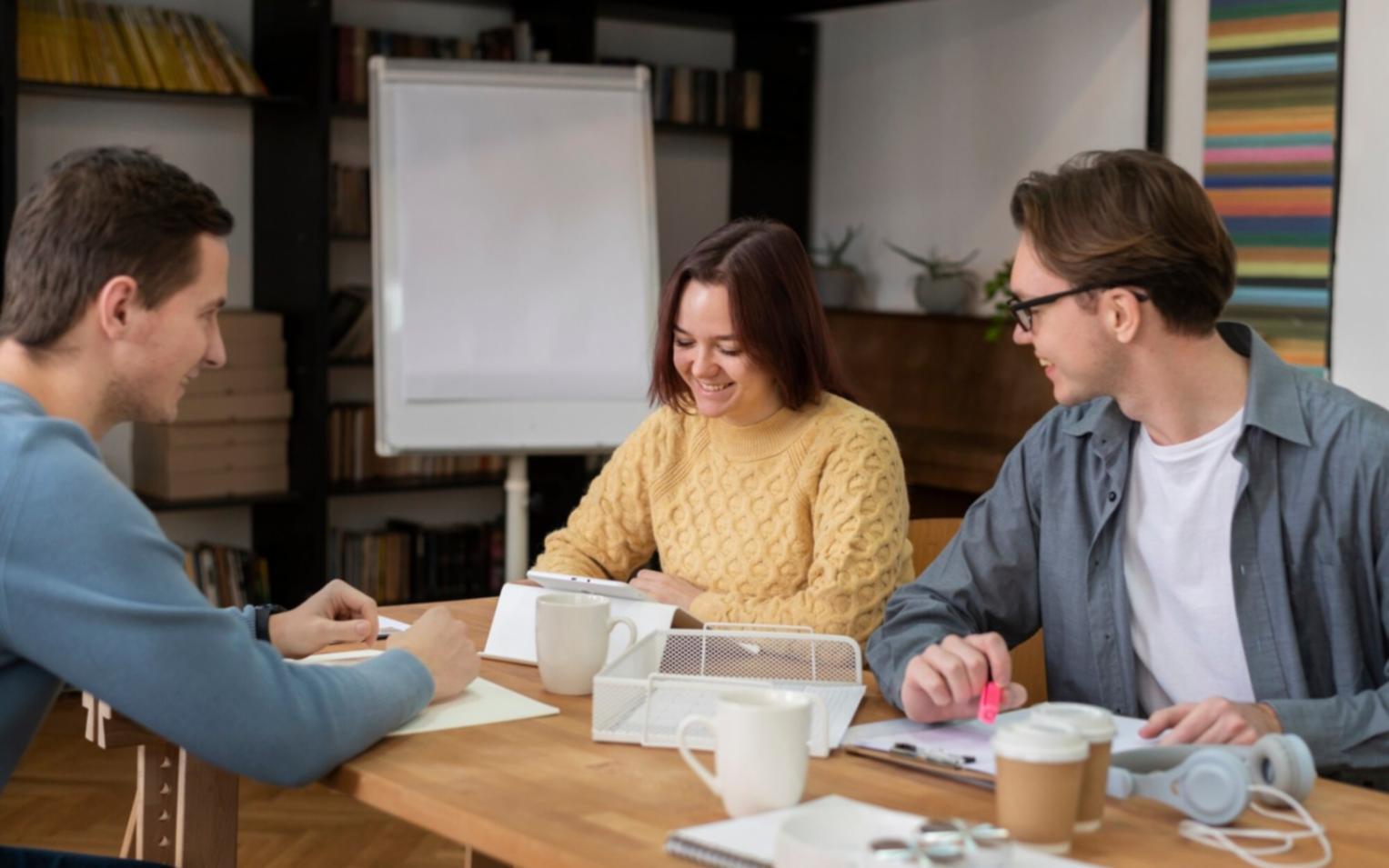 Profissional analisando dados financeiros e gráficos de risco em ambiente corporativo moderno